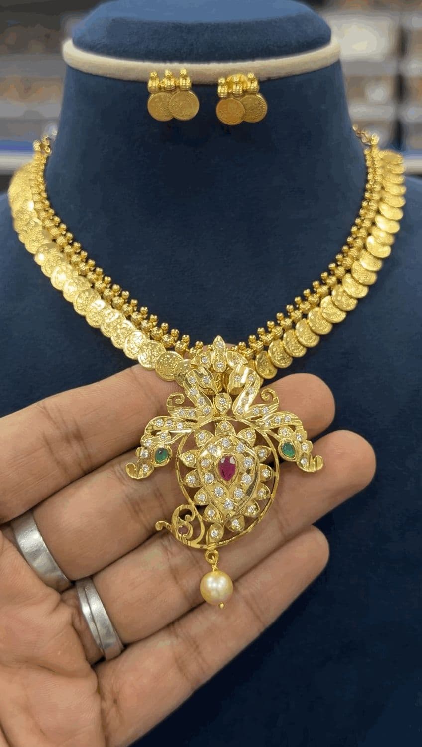 Kasu Neckset with Detachable Locket